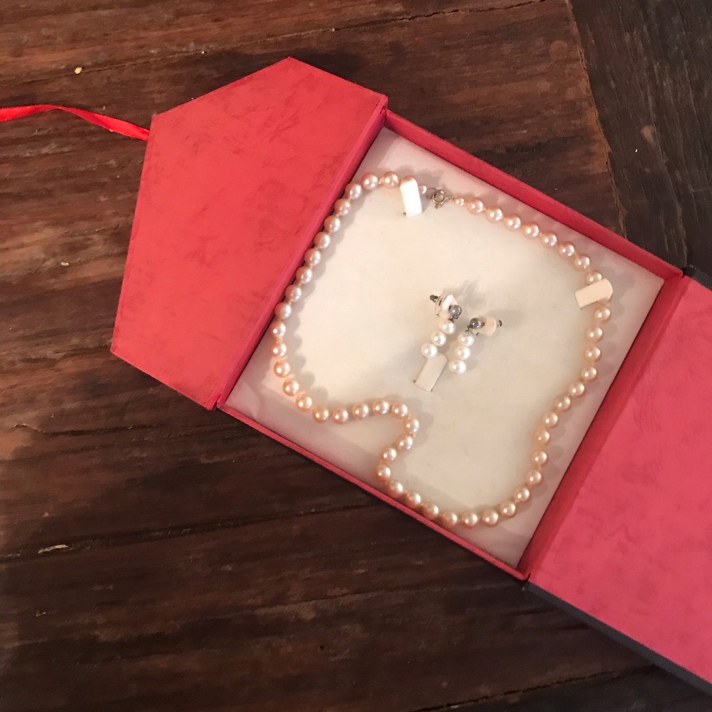 💋SOLD💋ELEGANT PEARL VINTAGE NECKLACE & EARRINGS - Picture 1 of 7